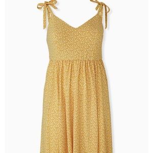 Torrid ditsy floral dress with pockets .